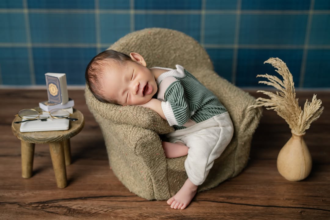 Newborn posing session
